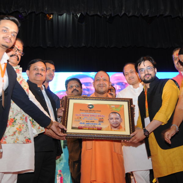 NMC Team Presenting omento to CM of Uttar Pradesh at Media Ratan Awards organised by NMC